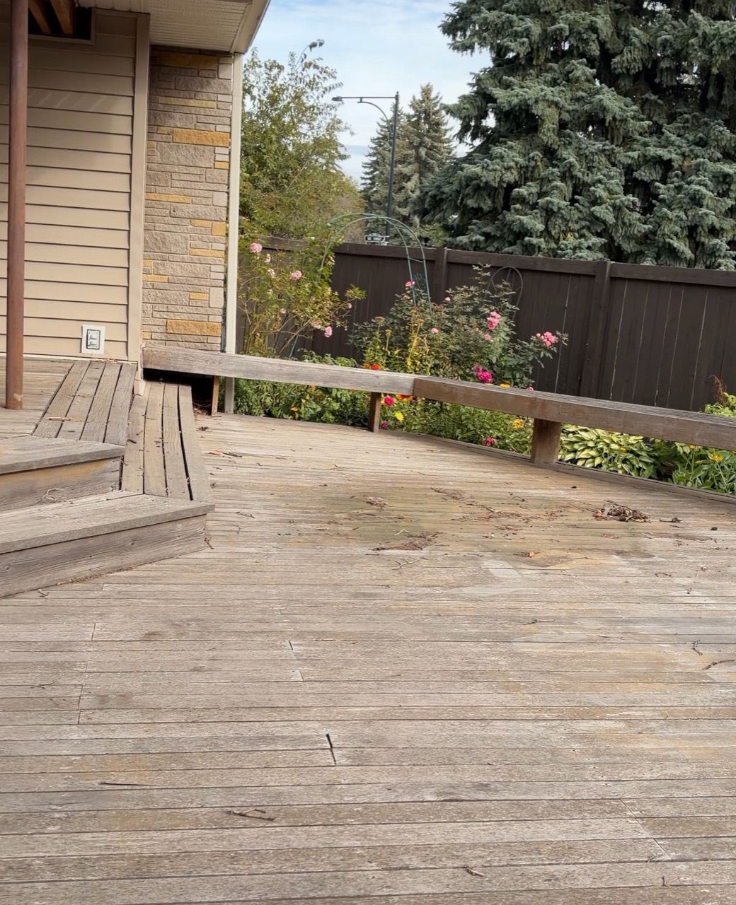 After pickup: the same deck with the patio table and freestanding seats removed